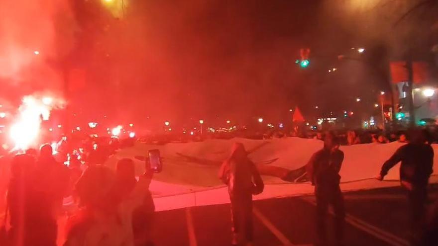 Bengalas y una lona gigante en la segunda movilización propalestina