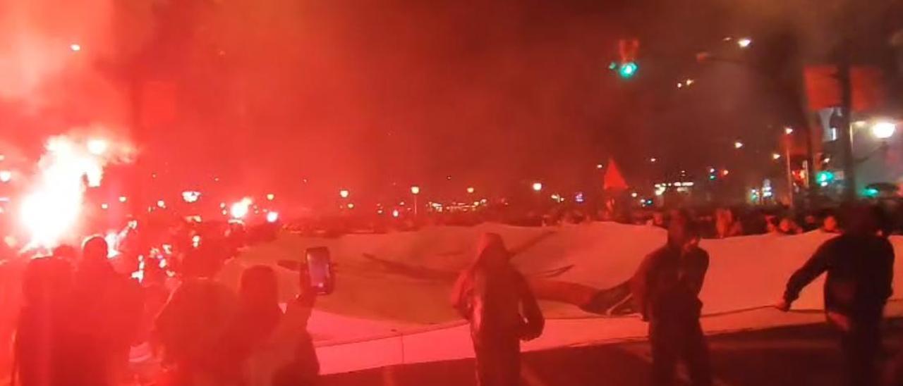 Bengalas y una lona gigante en la segunda movilización propalestina