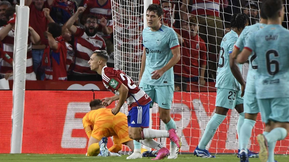 Bryan Zaragoza corre para celebrar su segundo gol al Barcelona.