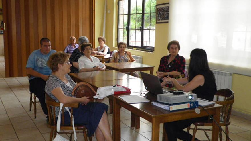 Un grupo de personas, durante una charla en el Hogar del Jubilado de Lodosa.