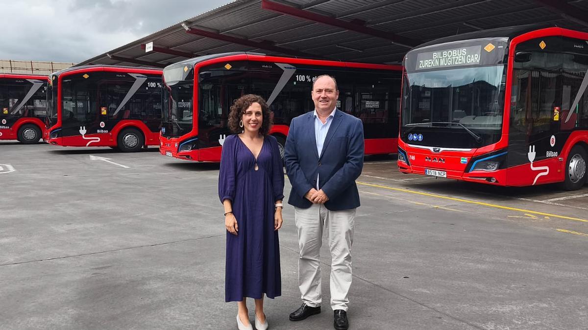 Responsables municipales junto a las nuevas unidades eléctricas de Bilbobus que cubrirán las líneas 13, 27, 38 y 48.