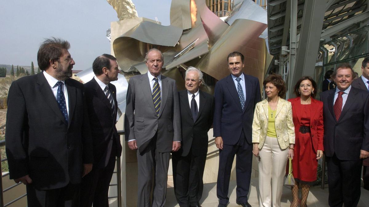 Ghery, acompañado de Juan Carlos de Brobó y el lehendakari Juan José Ibarretxe, entro otras personalidades, en la inauguración de marqués de Riscal en 2006