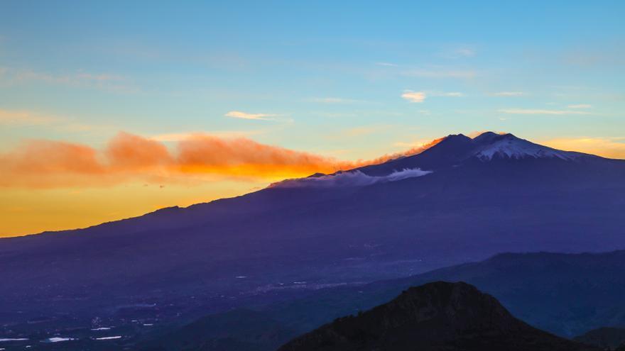 El aeropuerto de Catania cancela hasta 130 vuelos este lunes tras la erupción del volcán Etna