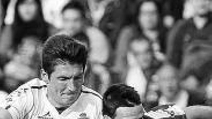Aritz Aduriz es defendido.
