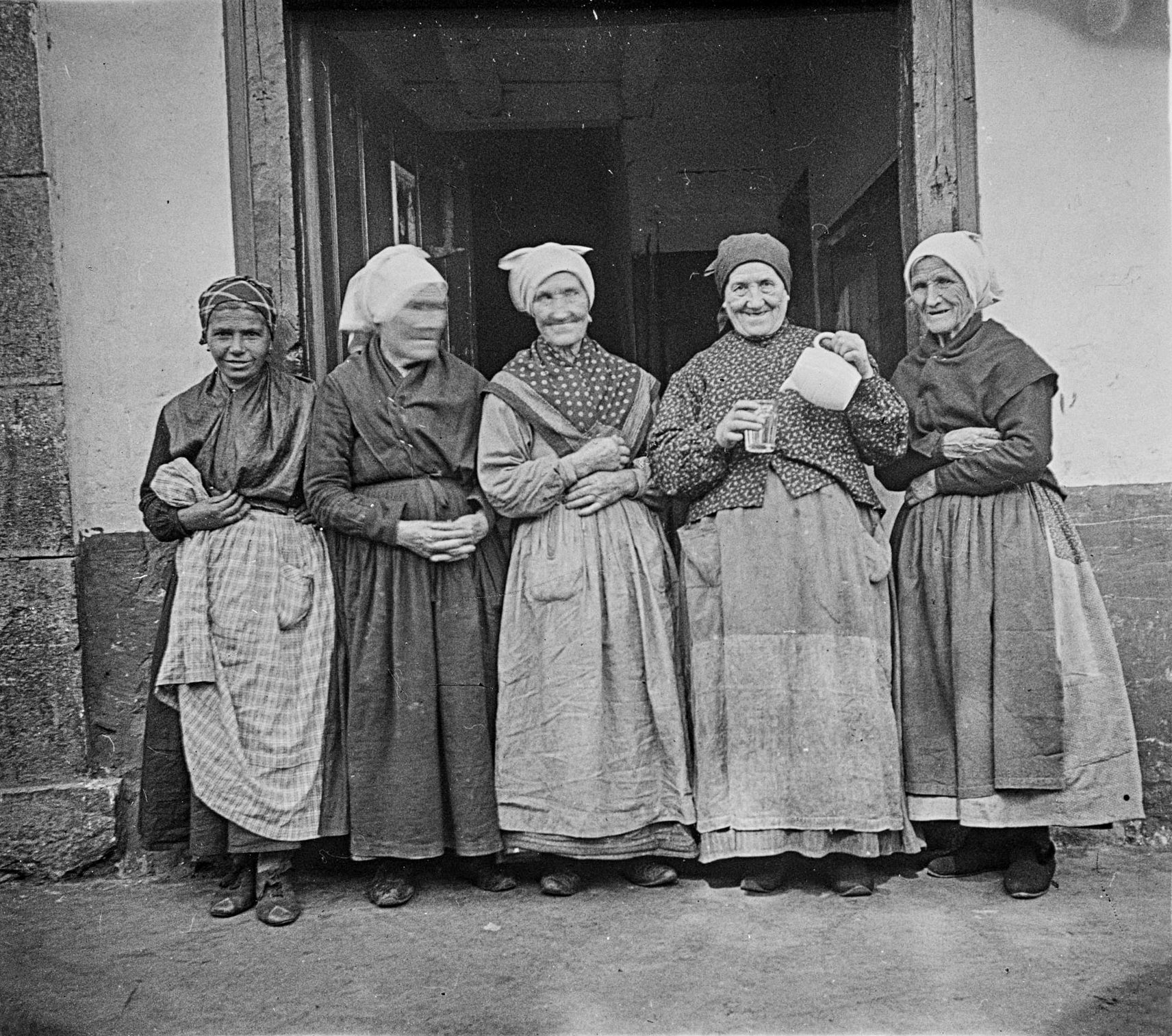Imágenes antiguas de mujeres baserritarras en Euskadi