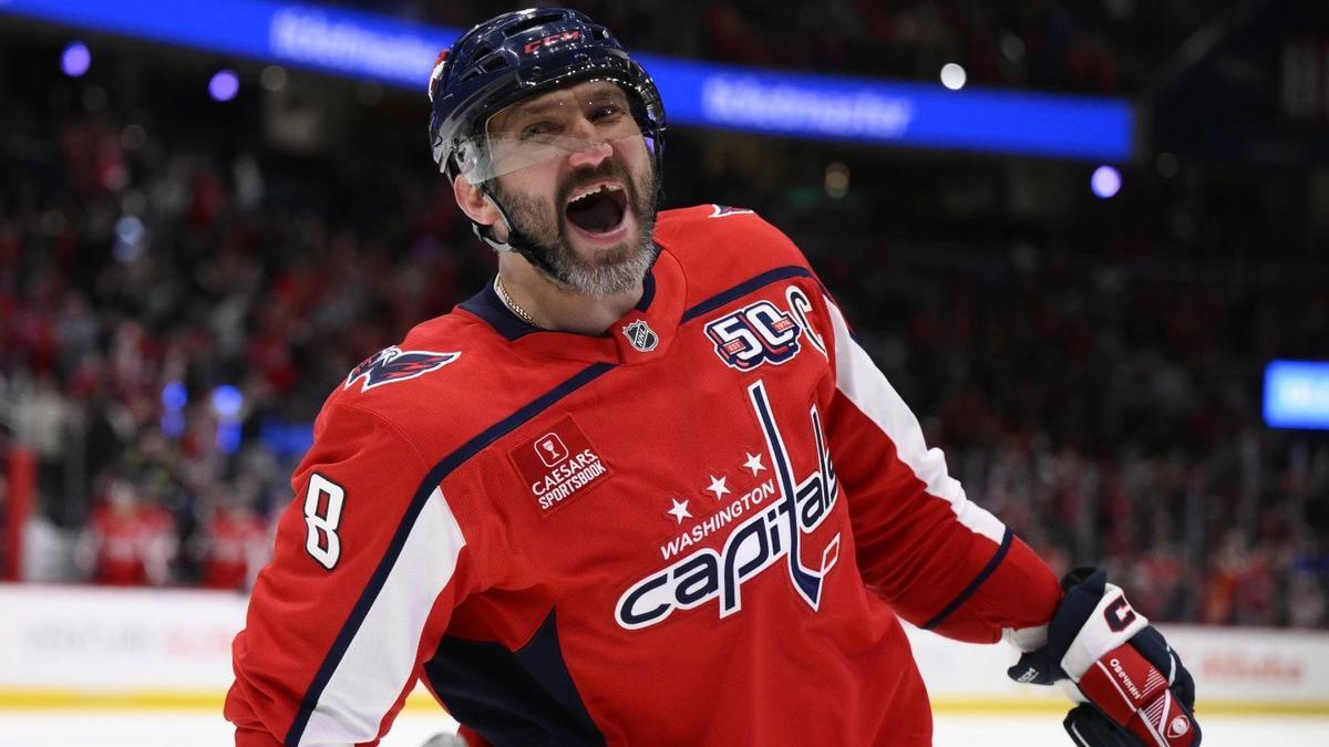 Ovechkin celebra un gol con su equipo.