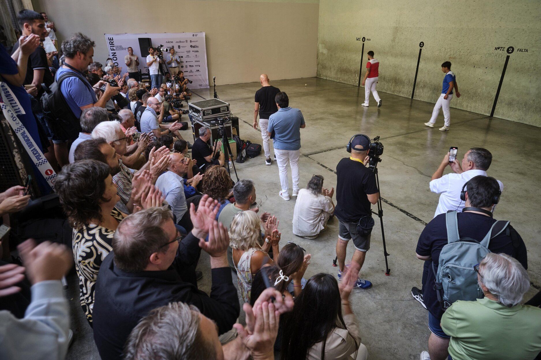 Fotos del homenaje a pelotaris navarros gitanos en el frontón de la Mañueta