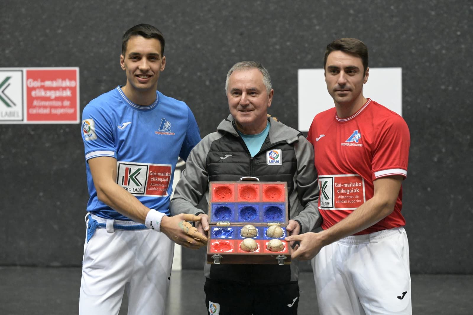 Peio Etxeberria (colorado) y Javier Zabala (azul) eligen material para la final del Cuatro y Medio.