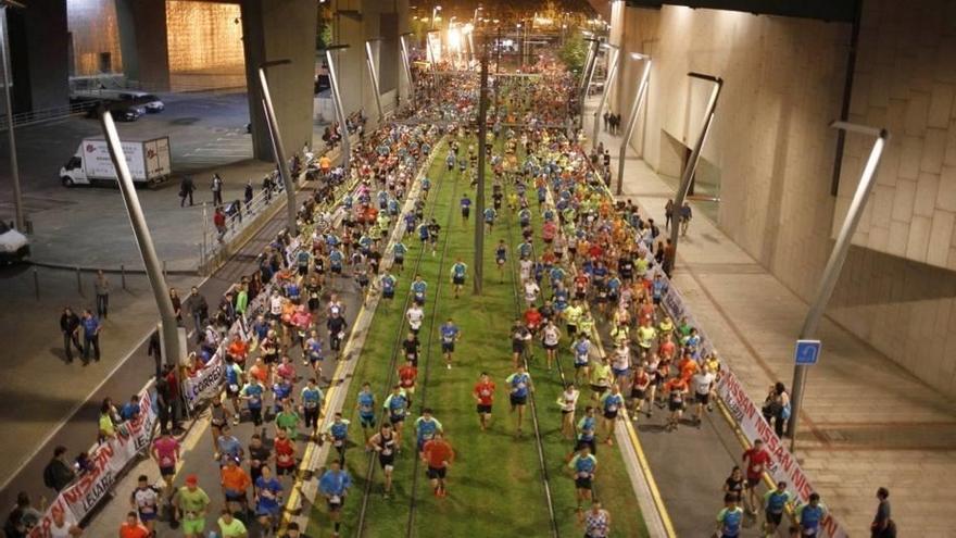 Casi 11.000 corredores toman la villa en la Bilbao Night Marathon