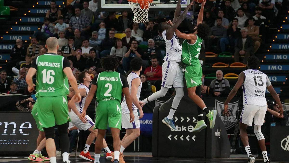 Amar Sylla coloca un tapón en el último duelo continental.