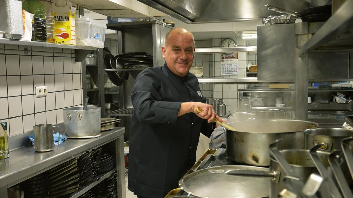 Nicolás Ramírez, actual dueño del restaurante, en los fogontes del Túbal.
