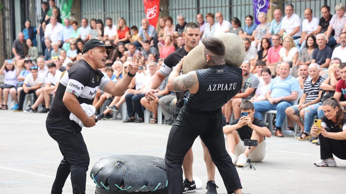 Izeta II, aconsejando a Paulo Azpiazu junto a Izeta IV en la pasada edición de la Igeldoko Harria.