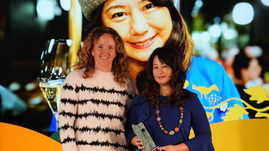 June Yamaguchi recibe el premio Mahasti Jauna