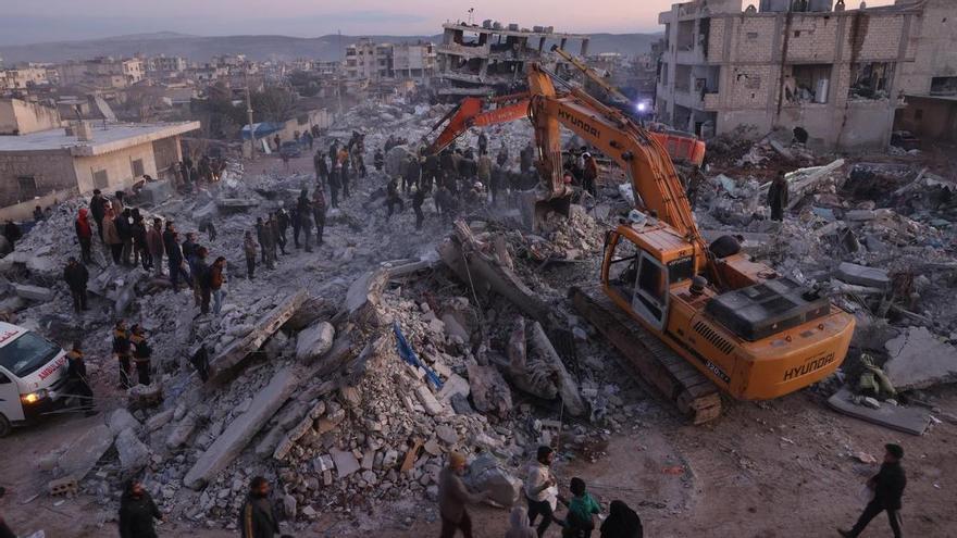 Búsqueda contra reloj de supervivientes 24 horas después de los devastadores terremotos que han provocado ya 6.200 muertos en Turquía y Siria