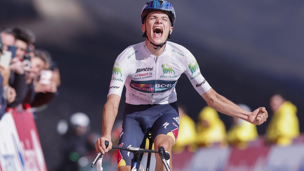 El ciclista italiano Giulio Pellizzar celebra la victoria en El Morredero.