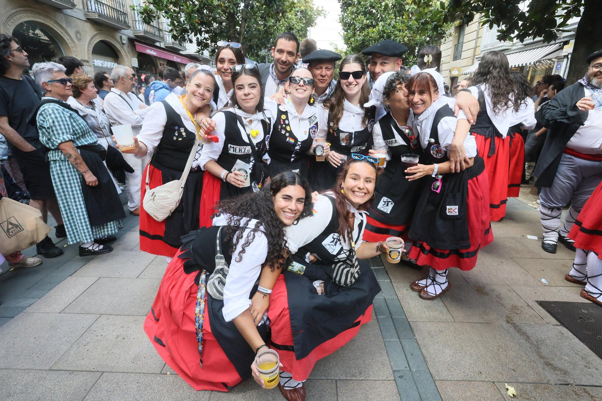 En imágenes: Blusas y neskas desfilan en una kalejira por Santiago