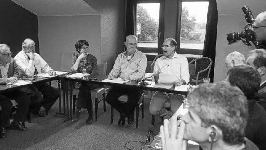 Políticos de Iparralde junto a miembros del GIC liderado por Brian Currin, en octubre de 2014 al dar a conocer la Declaración de Baiona.
