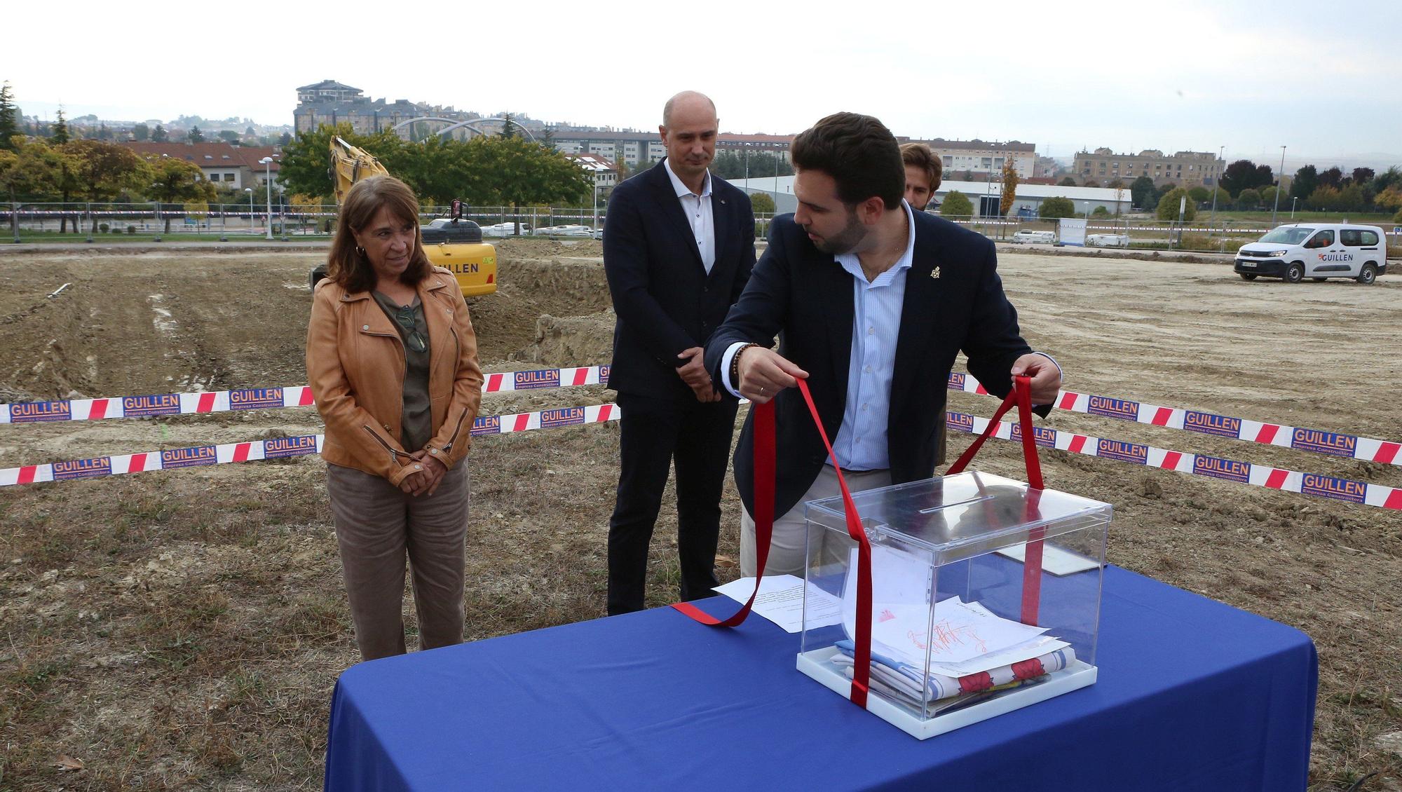 Colocación de la primera piedra de la nueva Escuela Infantil Sarastigorri en Zizur Mayor