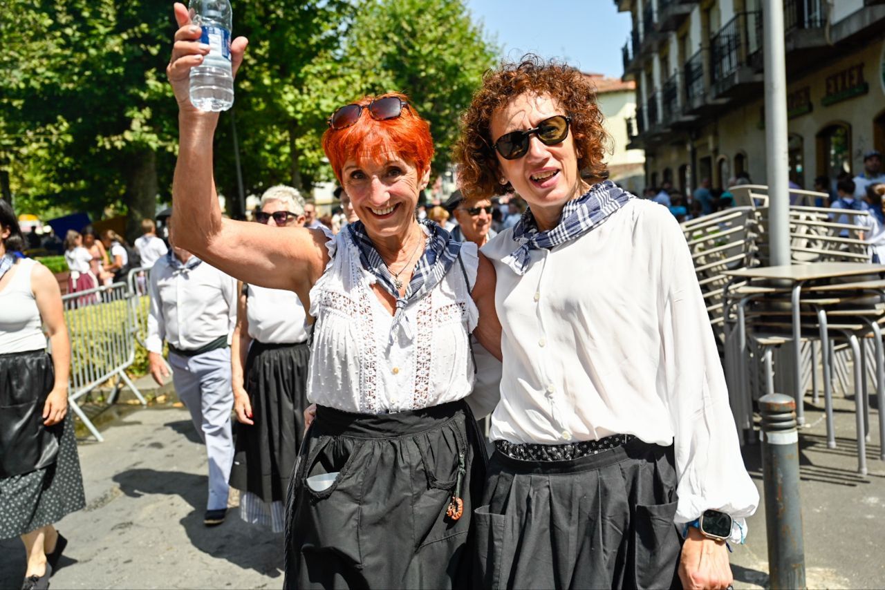 Gran ambiente en el desfile de la Euskal Jira de Irun