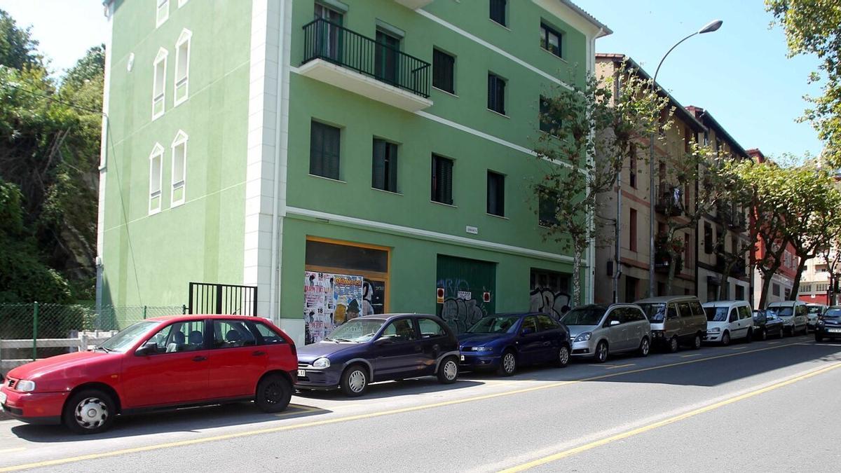 Hueco de la variante junto a un edificio de José Elosegi