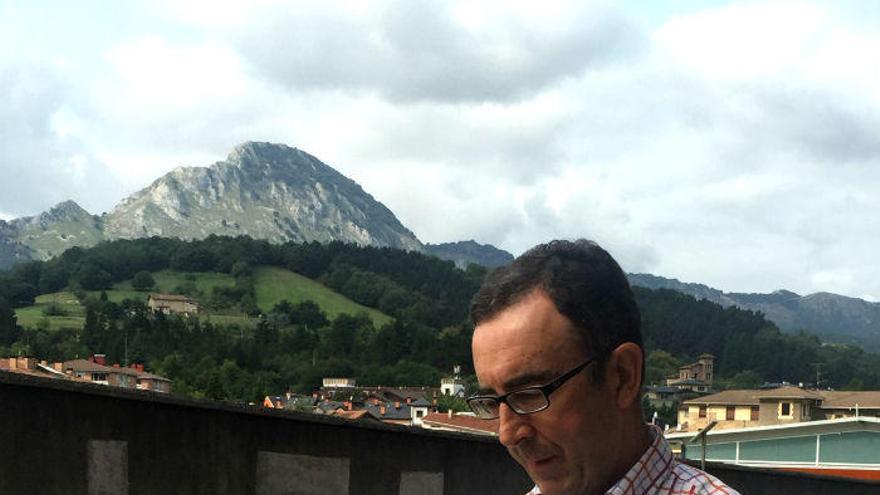Javier San Salvador del Valle posa con la publicación que recoge las memorias de su hija Paule.
