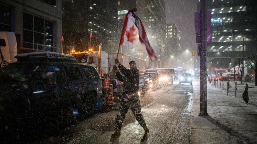 La Policía detiene a los antivacunas que bloquean el centro de Ottawa