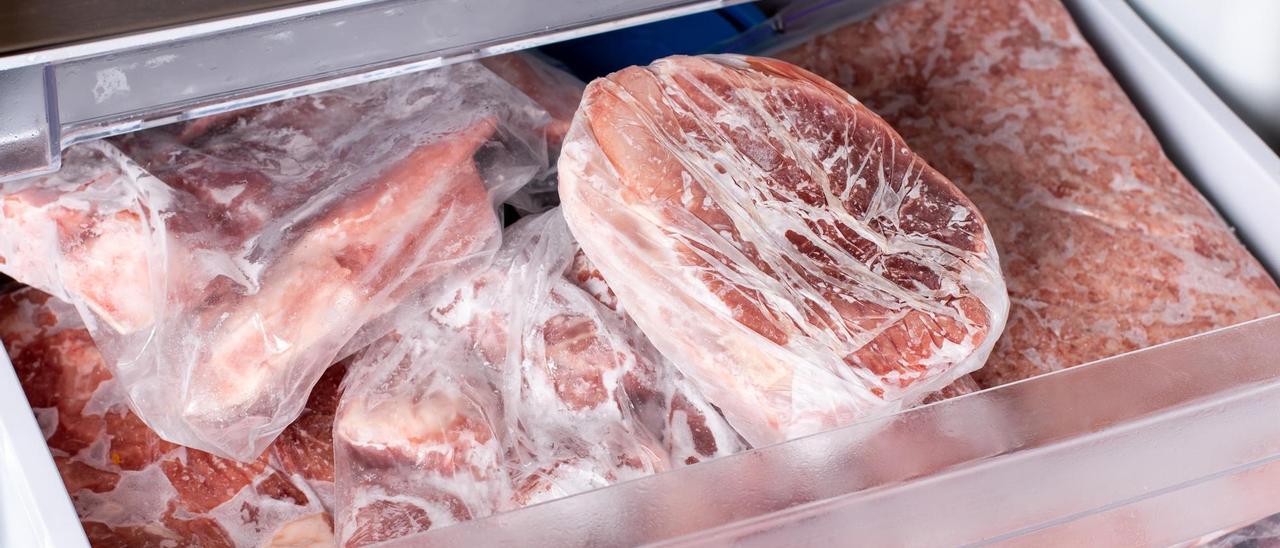 El truco de las dos cacerolas para descongelar carne en 15 minutos sin consumir electricidad