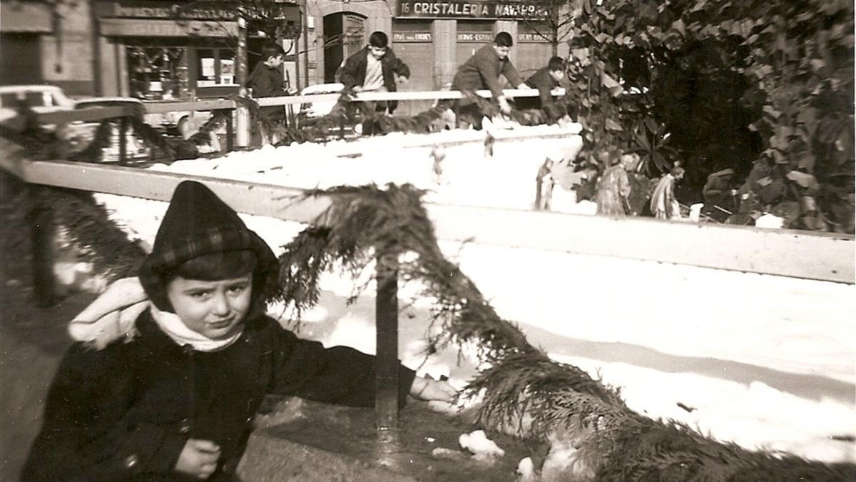 José Mari Redín, socio de la Asociación de Belenistas de Pamplona, asomado al belén social de la plaza San Francisco en el año 1968.