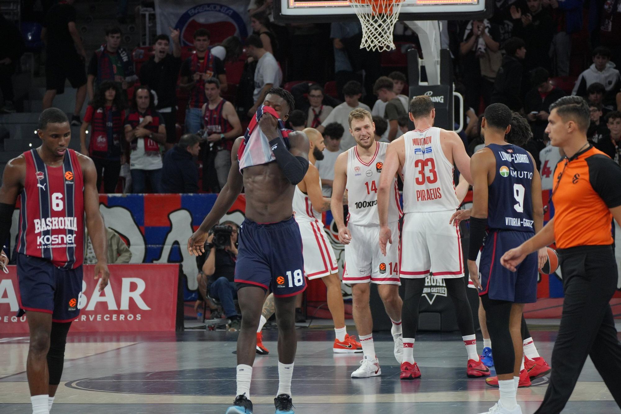 Todas las imágenes del Baskonia - Olympiacos en el Buesa Arena