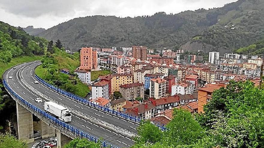 Vista general de Eibar, con la AP-8 en primer término.