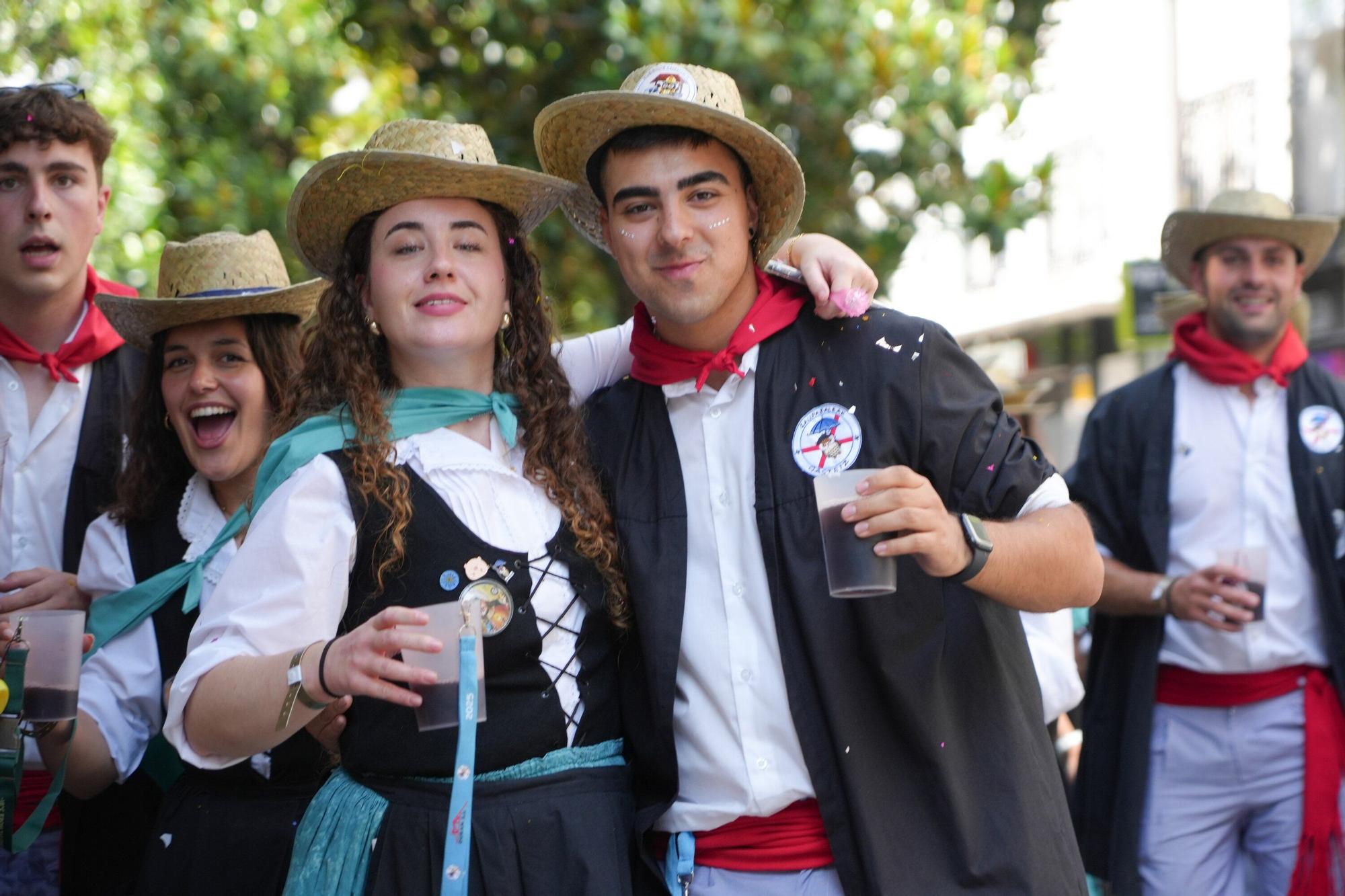 En imágenes: Blusas y neskas desfilan en el primer paseíllo