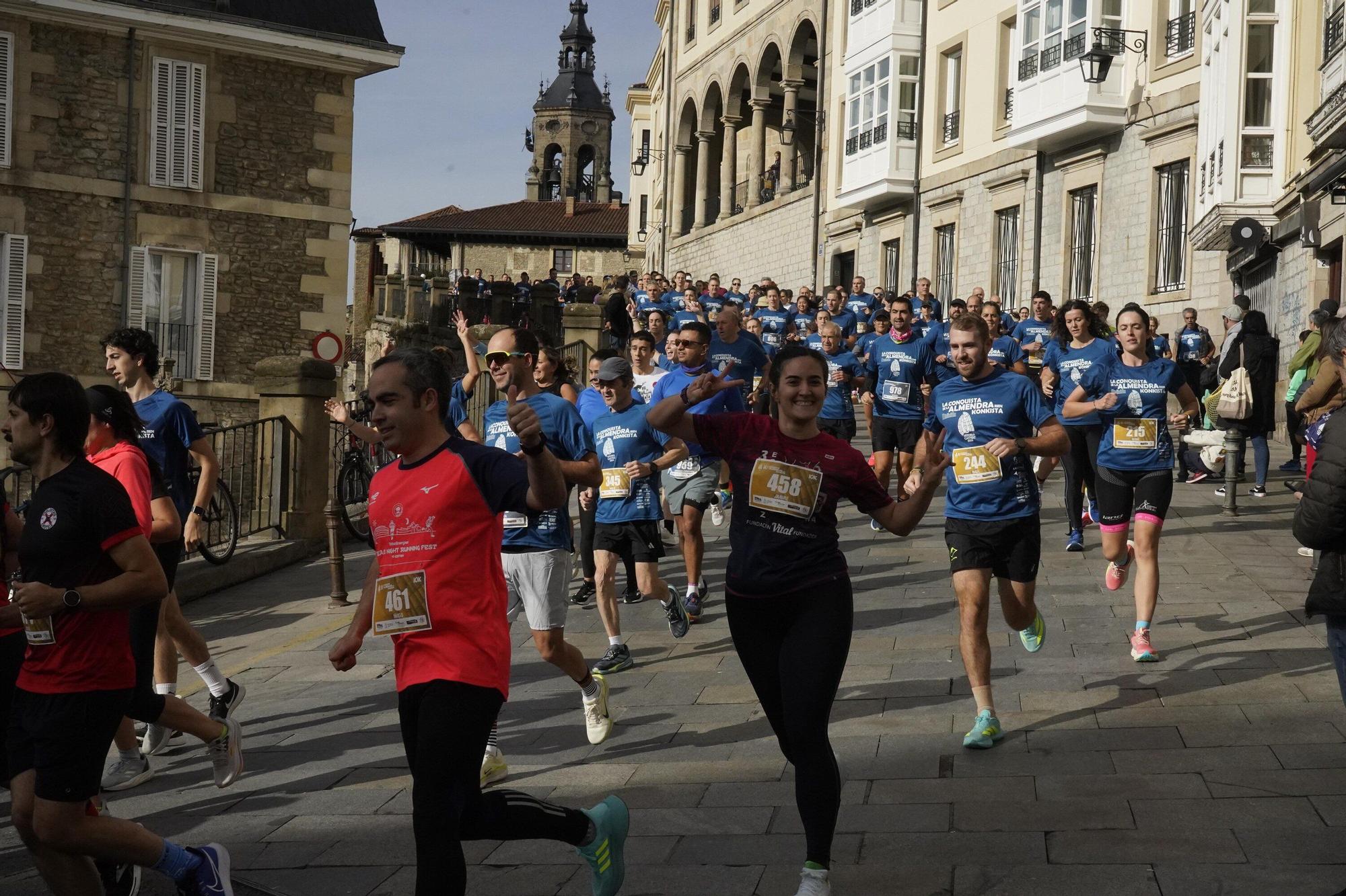 En imágenes: Miles de personas conquistan la Almendra de Gasteiz