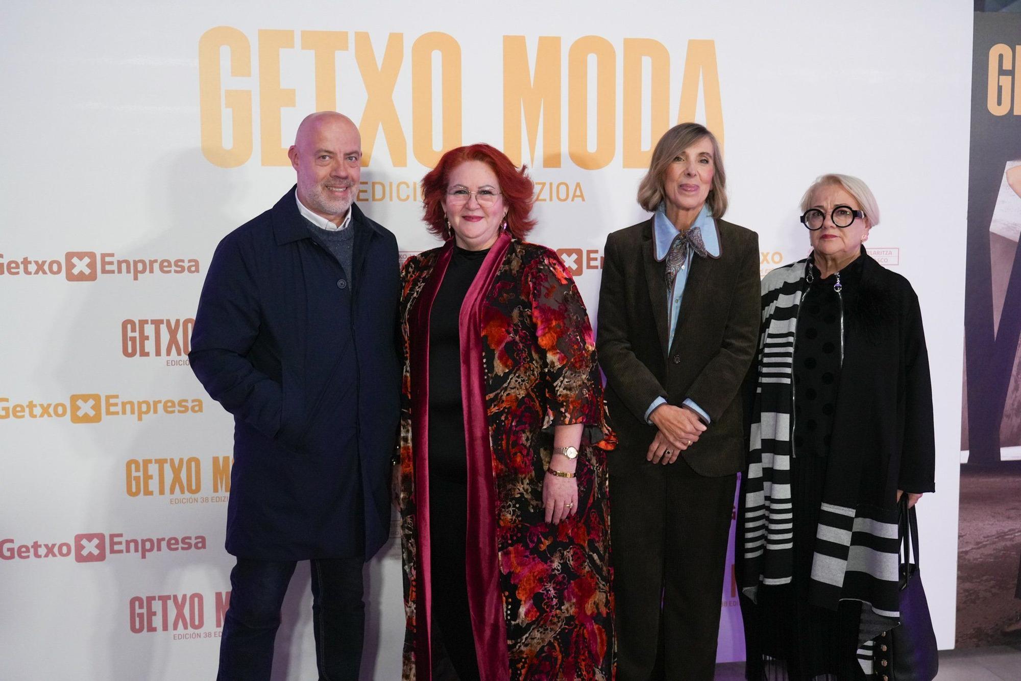 Jokin Aresti, de Joyería Iñaki, con Txaro Rodríguez, Charo Alvarez y Rosa Ruiz.