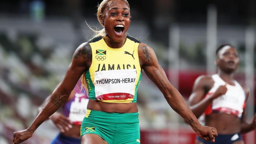 Elaine Thompson-Herah celebrando la victoria instantes antes de cruzar la meta y acariciar la gloria.