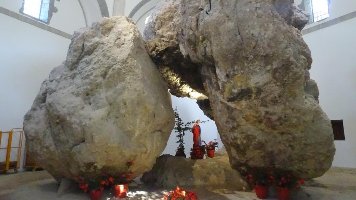 Piedras en el interior de San Miguel de Arretxinaga.