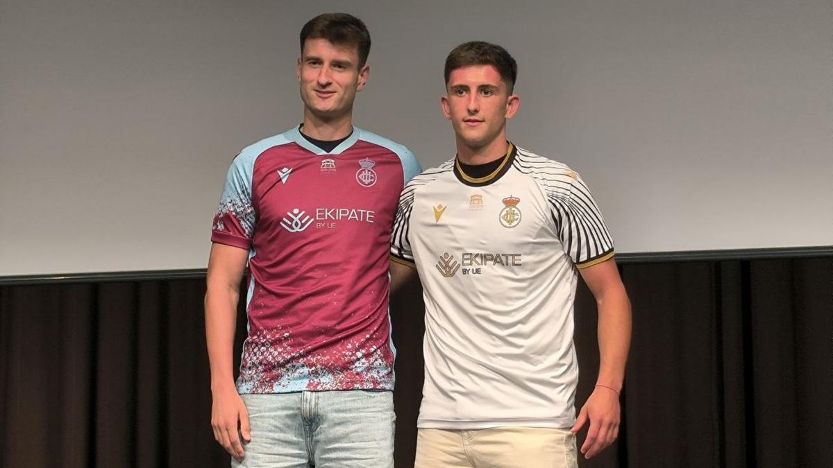 Gaizka Martínez con la segunda equipación, y Aitor Galarza con la local / N.G.
