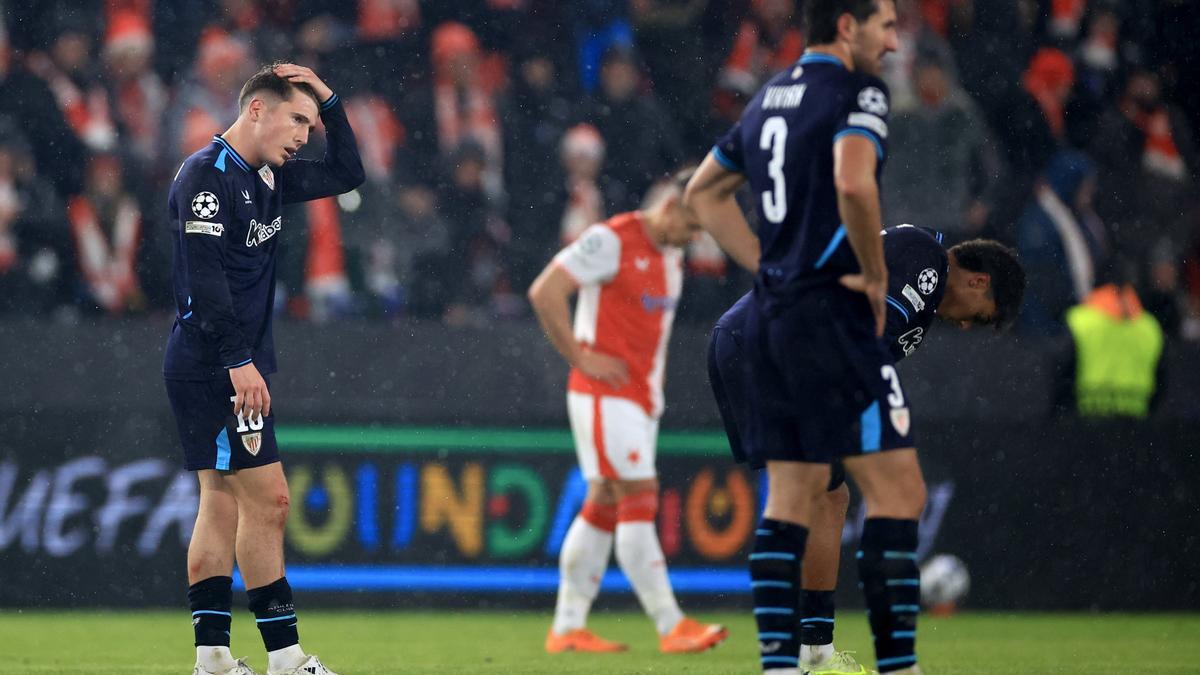 Los rojiblancos Mikel Jauregizar, Dani Vivian y Selton Sánchez se lamentan de una acción en el partido ante el Slavia en el Fortuna Arena.