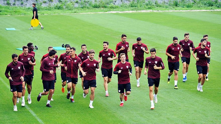 Varios jugadores de la primera plantilla del Athletic, en Lezama.Foto: Oskar González