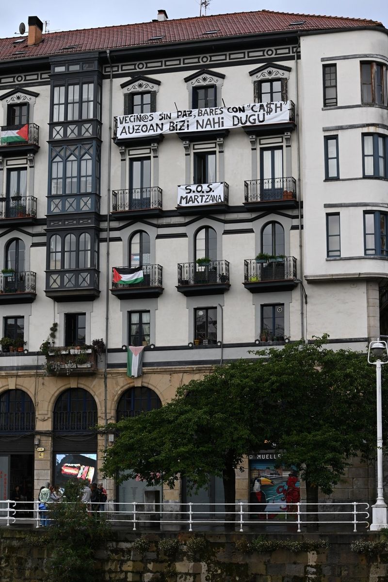 Vecinos de Marzana reivindican su derecho a descansar frente al ruido de terrazas y bares