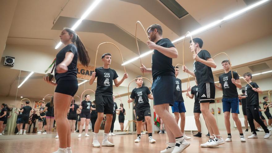 Algara Dantza Taldea calienta motores para su gran actuación en Mendizorroza