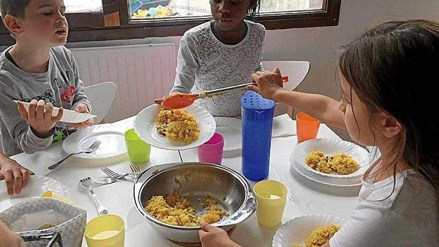 Niños y niñas en el comedor de un centro escolar.