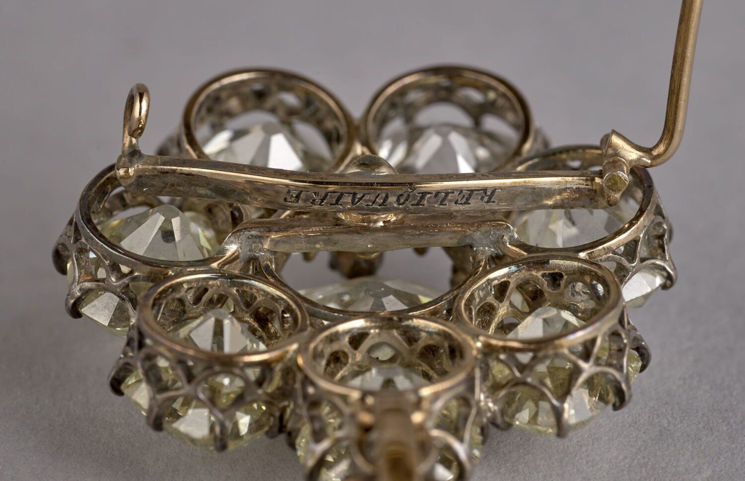 Imagen facilitada de un broche relicario robado del Museo del Louvre, en París.
