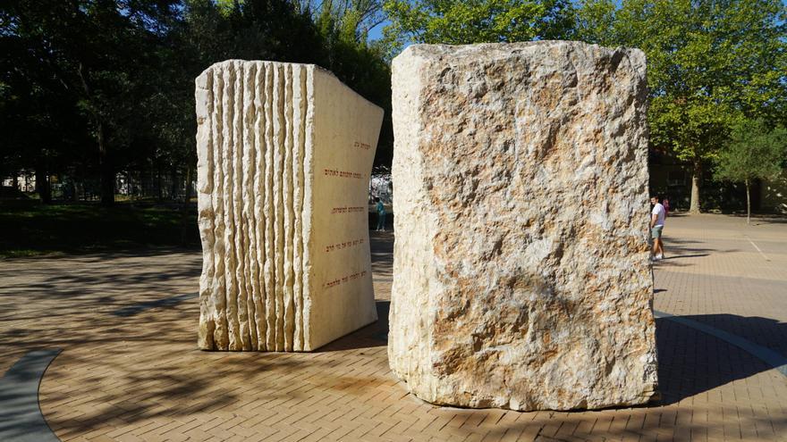 La escultura &#039;Convivencia&#039; vuelve a su estado original tras haber sufrido pintadas