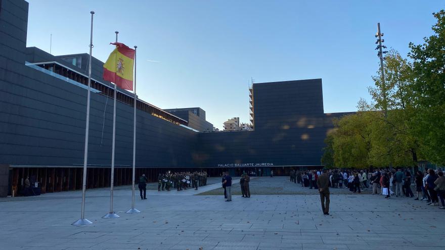 Sin la bandera de Navarra durante un acto militar en Baluarte