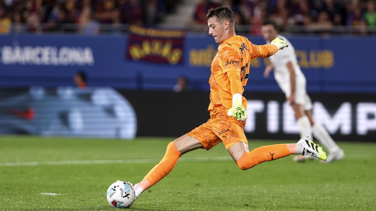 Julen Agirrezabala golpea al balón durante el partido del pasado domingo ante el Barcelona.