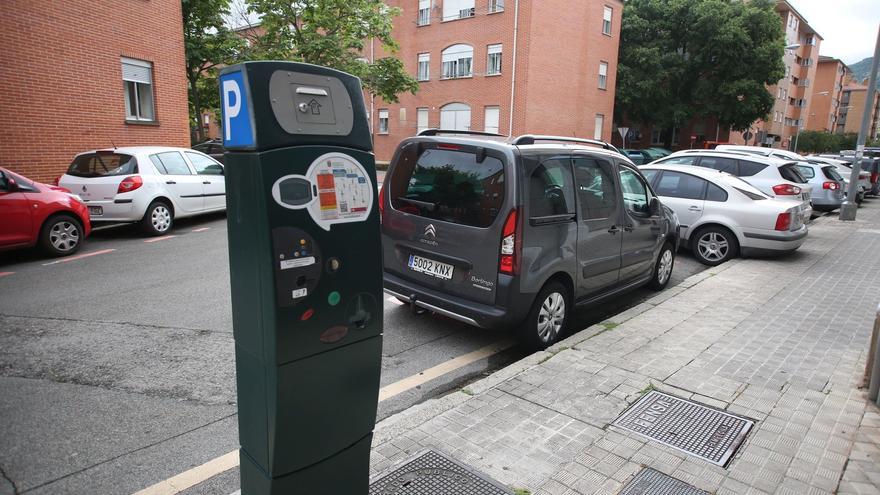 El Ayuntamiento estudia ampliar la zona azul regulada en la Rochapea Sur y cubrir las 24 horas toda la semana