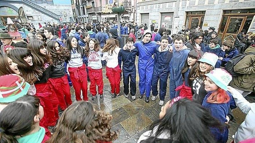 Jóvenes disfrutando el día de Jueves Gordo, durante las fiestas de Carnaval.