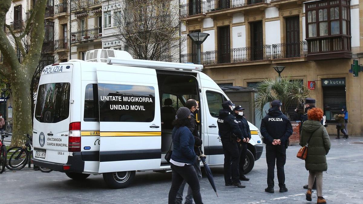 Agentes junto a la furgoneta móvil de la Guardia Municipal.