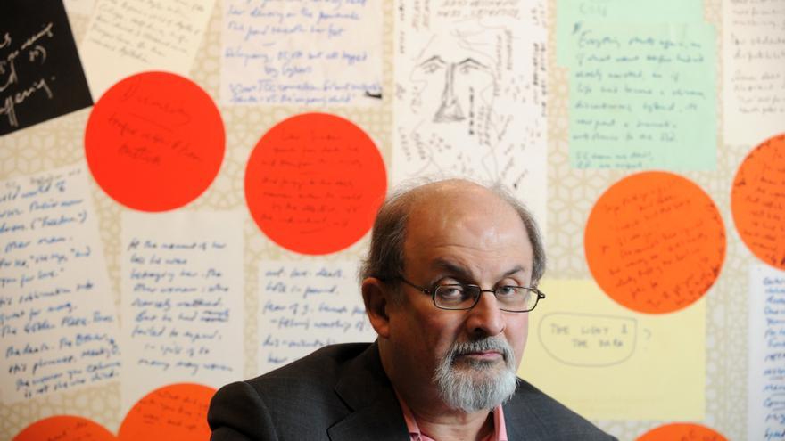El escritor Salman Rushdie sobrevive con respiración asistida