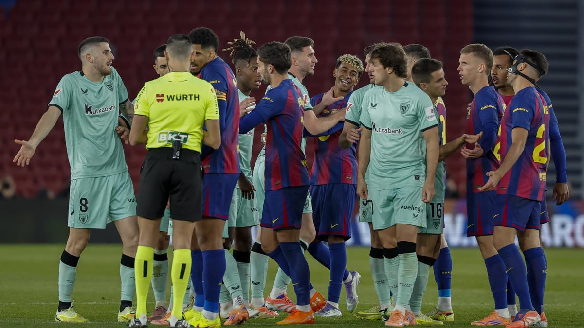 Oihan Sancet protesta la decisión del colegiado, que le expulsó tras consultar el VAR.